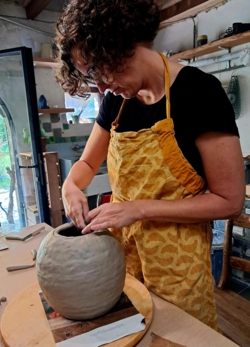 KLEI ATELIER: ​in kleine groep, max 8 personen ​kleitechnieken leren... met onze handen vormen en ontspannen verdwijnen in onze eigen creatie... Potjes, beeldjes, tegels,.... Boetseren of draaien. Creëer jouw eigen unieke keramiek!