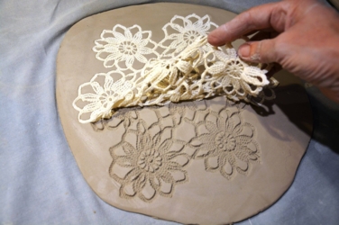 KLEI ATELIER: ​in kleine groep, max 8 personen ​kleitechnieken leren... met onze handen vormen en ontspannen verdwijnen in onze eigen creatie... Potjes, beeldjes, tegels,.... Boetseren of draaien. Creëer jouw eigen unieke keramiek!