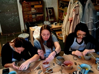 Een verbindende workshop kleien voor grootouders en kleinkinderen, ouders en kinderen, meters en metekinderen, peters en petekinderen, vrienden, vriendinnen, individuen... alle leeftijden welkom!