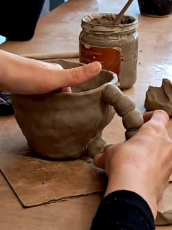 Een verbindende workshop kleien voor grootouders en kleinkinderen, ouders en kinderen, meters en metekinderen, peters en petekinderen, vrienden, vriendinnen, individuen... alle leeftijden welkom!