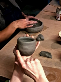 Een verbindende workshop kleien voor grootouders en kleinkinderen, ouders en kinderen, meters en metekinderen, peters en petekinderen, vrienden, vriendinnen, individuen... alle leeftijden welkom!