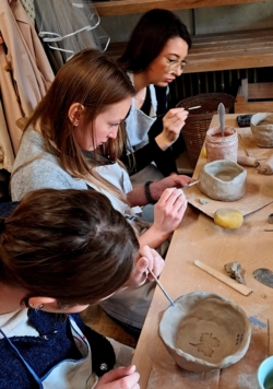 Een verbindende workshop kleien voor grootouders en kleinkinderen, ouders en kinderen, meters en metekinderen, peters en petekinderen, vrienden, vriendinnen, individuen... alle leeftijden welkom!