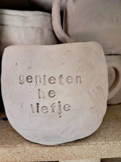 Een verbindende workshop kleien voor grootouders en kleinkinderen, ouders en kinderen, meters en metekinderen, peters en petekinderen, vrienden, vriendinnen, individuen... alle leeftijden welkom!