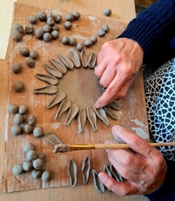 Op vraag een eenmalige workshop waarin iedereen iets maakt naar zijn/haar eigen keuze. Handig als je me op voorhand doorgeeft wat je graag zou maken zodat ik kan inschatten of het realistisch is in 1 les. We werken aan tafel, dit is geen draailes! De workshop kan doorgaan vanaf 6 personen. Max 8 personen zodat ik iedereen voldoende kan begeleiden.