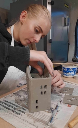 Op vraag een eenmalige workshop waarin iedereen iets maakt naar zijn/haar eigen keuze. Handig als je me op voorhand doorgeeft wat je graag zou maken zodat ik kan inschatten of het realistisch is in 1 les. We werken aan tafel, dit is geen draailes! De workshop kan doorgaan vanaf 6 personen. Max 8 personen zodat ik iedereen voldoende kan begeleiden.