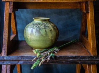 Handgedraaide vaas, bewerkt met structuur en geglazuurd met kopergroene glazuur