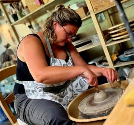 Je allereerste draailes: stap voor stap krijg je de techniek van centreren, openen en optrekken aangeleerd. Voel je je onzeker om deel te nemen of ben je benieuwd? Het is de ideale gelegenheid om uit te proberen of pottendraaien iets voor jou is! 