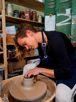 Je allereerste draailes: stap voor stap krijg je de techniek van centreren, openen en optrekken aangeleerd. Voel je je onzeker om deel te nemen of ben je benieuwd? Het is de ideale gelegenheid om uit te proberen of pottendraaien iets voor jou is! 