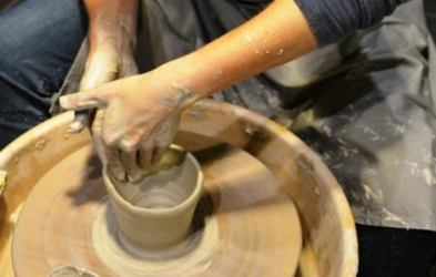 Je allereerste draailes: stap voor stap krijg je de techniek van centreren, openen en optrekken aangeleerd. Voel je je onzeker om deel te nemen of ben je benieuwd? Het is de ideale gelegenheid om uit te proberen of pottendraaien iets voor jou is! 