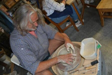 Je allereerste draailes: stap voor stap krijg je de techniek van centreren, openen en optrekken aangeleerd. Voel je je onzeker om deel te nemen of ben je benieuwd? Het is de ideale gelegenheid om uit te proberen of pottendraaien iets voor jou is! 