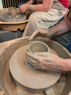 Je allereerste draailes: stap voor stap krijg je de techniek van centreren, openen en optrekken aangeleerd. Voel je je onzeker om deel te nemen of ben je benieuwd? Het is de ideale gelegenheid om uit te proberen of pottendraaien iets voor jou is! 