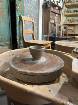 Je allereerste draailes: stap voor stap krijg je de techniek van centreren, openen en optrekken aangeleerd. Voel je je onzeker om deel te nemen of ben je benieuwd? Het is de ideale gelegenheid om uit te proberen of pottendraaien iets voor jou is! 