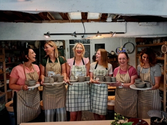 Je allereerste draailes: stap voor stap krijg je de techniek van centreren, openen en optrekken aangeleerd. Voel je je onzeker om deel te nemen of ben je benieuwd? Het is de ideale gelegenheid om uit te proberen of pottendraaien iets voor jou is! 