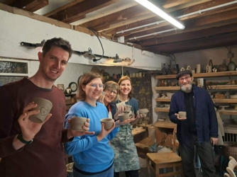 Je allereerste draailes: stap voor stap krijg je de techniek van centreren, openen en optrekken aangeleerd. Voel je je onzeker om deel te nemen of ben je benieuwd? Het is de ideale gelegenheid om uit te proberen of pottendraaien iets voor jou is! 