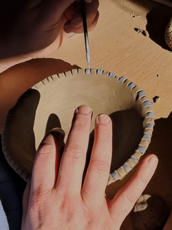 Een verbindende workshop kleien voor grootouders en kleinkinderen, ouders en kinderen, meters en metekinderen, peters en petekinderen, vrienden, vriendinnen, individuen... alle leeftijden welkom!