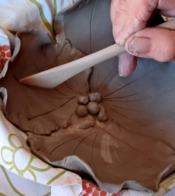 Tijdens deze keramiek workshop maak je iets  naar jouw keuze. Je brengt me vooraf op de hoogte van wat je wil maken. Zo kan ik inschatten of het haalbaar is in 1 les. Dit is geen draailes! Max 8 deelnemers zodat ik iedereen voldoende kan begeleiden.