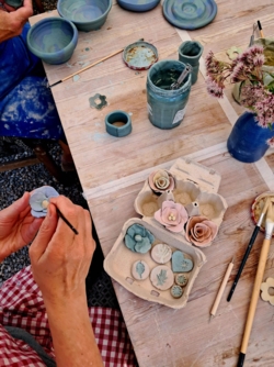 Tijdens deze keramiek workshop maak je iets  naar jouw keuze. Je brengt me vooraf op de hoogte van wat je wil maken. Zo kan ik inschatten of het haalbaar is in 1 les. Dit is geen draailes! Max 8 deelnemers zodat ik iedereen voldoende kan begeleiden.