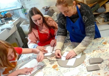 Een superfijne workshop voor alle leeftijden vanaf 6  jaar. Heerlijk om te doen samen met je oma of opa, je meter of peter, je vrouw/man, vriend/vriendin,.. of kom je gewoon alleen, het wordt sowieso een gezellige en creatieve namiddag.