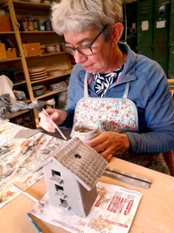 Een superfijne workshop voor alle leeftijden vanaf 6  jaar. Heerlijk om te doen samen met je oma of opa, je meter of peter, je vrouw/man, vriend/vriendin,.. of kom je gewoon alleen, het wordt sowieso een gezellige en creatieve namiddag.