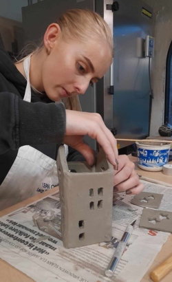 Een superfijne workshop voor alle leeftijden vanaf 6  jaar. Heerlijk om te doen samen met je oma of opa, je meter of peter, je vrouw/man, vriend/vriendin,.. of kom je gewoon alleen, het wordt sowieso een gezellige en creatieve namiddag.
