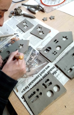 Een superfijne workshop voor alle leeftijden vanaf 6  jaar. Heerlijk om te doen samen met je oma of opa, je meter of peter, je vrouw/man, vriend/vriendin,.. of kom je gewoon alleen, het wordt sowieso een gezellige en creatieve namiddag.