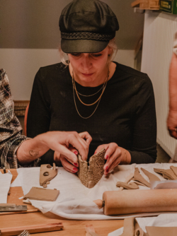 Een superfijne workshop voor alle leeftijden vanaf 6  jaar. Heerlijk om te doen samen met je oma of opa, je meter of peter, je vrouw/man, vriend/vriendin,.. of kom je gewoon alleen, het wordt sowieso een gezellige en creatieve namiddag.