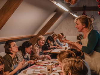 Een superfijne workshop voor alle leeftijden vanaf 6  jaar. Heerlijk om te doen samen met je oma of opa, je meter of peter, je vrouw/man, vriend/vriendin,.. of kom je gewoon alleen, het wordt sowieso een gezellige en creatieve namiddag.
