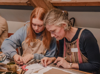 Een superfijne workshop voor alle leeftijden vanaf 6  jaar. Heerlijk om te doen samen met je oma of opa, je meter of peter, je vrouw/man, vriend/vriendin,.. of kom je gewoon alleen, het wordt sowieso een gezellige en creatieve namiddag.
