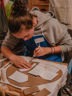 Een superfijne workshop voor alle leeftijden vanaf 6  jaar. Heerlijk om te doen samen met je oma of opa, je meter of peter, je vrouw/man, vriend/vriendin,.. of kom je gewoon alleen, het wordt sowieso een gezellige en creatieve namiddag.