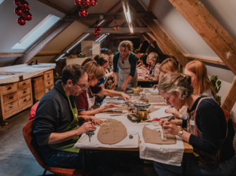 Een superfijne workshop voor alle leeftijden vanaf 6  jaar. Heerlijk om te doen samen met je oma of opa, je meter of peter, je vrouw/man, vriend/vriendin,.. of kom je gewoon alleen, het wordt sowieso een gezellige en creatieve namiddag.