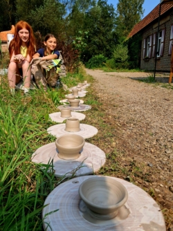 Creatieve zomerkampen in een inspirerend natuurlijk kader aan de Binkermolen. ​Een week vol creatief plezier dicht bij de natuur in kleine groep voor ​kinderen van geboortejaar 2014 - 2018