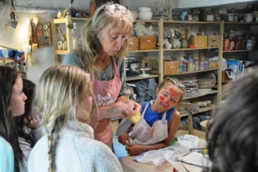 Creatieve zomerkampen in een inspirerend natuurlijk kader aan de Binkermolen. ​Een week vol creatief plezier dicht bij de natuur in kleine groep voor ​kinderen van geboortejaar 2015 - 2019
