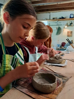Creatieve zomerkampen in een inspirerend natuurlijk kader aan de Binkermolen. ​Een week vol creatief plezier dicht bij de natuur in kleine groep voor ​kinderen van geboortejaar 2015 - 2019