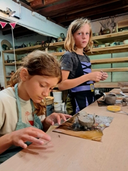 Creatieve zomerkampen in een inspirerend natuurlijk kader aan de Binkermolen. ​Een week vol creatief plezier dicht bij de natuur in kleine groep voor ​kinderen van geboortejaar 2015 - 2019