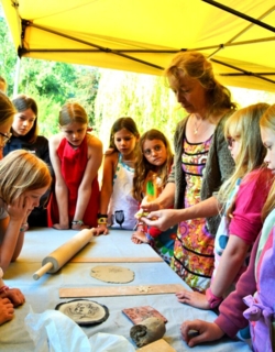 Creatieve zomerkampen in een inspirerend natuurlijk kader aan de Binkermolen. ​Een week vol creatief plezier dicht bij de natuur in kleine groep voor ​kinderen van geboortejaar 2015 - 2019