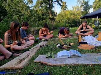Creatieve zomerkampen in een inspirerend natuurlijk kader aan de Binkermolen. ​Een week vol creatief plezier dicht bij de natuur in kleine groep voor ​jongeren van geboortejaar 2009-2013. 