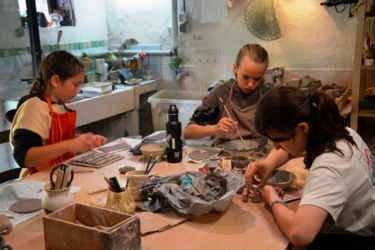 Creatieve zomerkampen in een inspirerend natuurlijk kader aan de Binkermolen. ​Een week vol creatief plezier dicht bij de natuur in kleine groep voor ​jongeren van geboortejaar 2014-2010