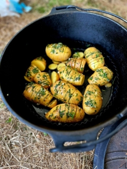 Ontdek jouw creativiteit met je handen in de klei ​tijdens onze creatieve zomer4daagse pottenbakken ​in het natuurlijk en inspirerend kader ​van de eeuwenoude Binkermolen, waar het keramiekatelier van PuurHelena ligt. Plaats voor max 8 volwassenen!