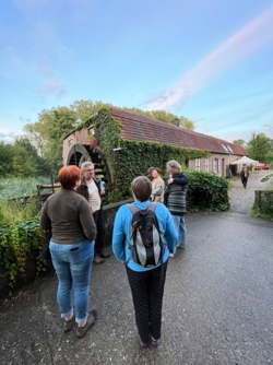 Ontdek jouw creativiteit met je handen in de klei ​tijdens onze creatieve zomer4daagse pottenbakken ​in het natuurlijk en inspirerend kader ​van de eeuwenoude Binkermolen, waar het keramiekatelier van PuurHelena ligt. Plaats voor max 8 volwassenen!