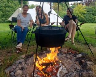 Ontdek jouw creativiteit met je handen in de klei ​tijdens onze creatieve zomer4daagse pottenbakken ​in het natuurlijk en inspirerend kader ​van de eeuwenoude Binkermolen, waar het keramiekatelier van PuurHelena ligt. Plaats voor max 8 volwassenen!