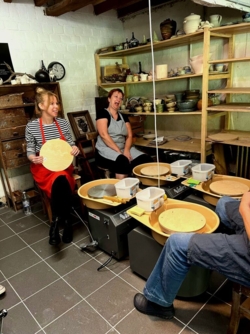 Beleef jouw creativiteit met je handen in de klei ​tijdens onze gezellige en ontspannende keramiek4daagse pottenbakken ​in het natuurlijk en inspirerend kader ​van de historische Binkermolen waar het keramiekatelier van PuurHelena gelegen is. 