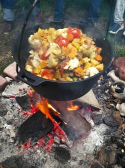 Beleef jouw creativiteit met je handen in de klei ​tijdens onze gezellige en ontspannende keramiek4daagse pottenbakken ​in het natuurlijk en inspirerend kader ​van de historische Binkermolen waar het keramiekatelier van PuurHelena gelegen is. 