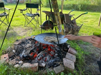 Beleef jouw creativiteit met je handen in de klei ​tijdens onze gezellige en ontspannende keramiek4daagse pottenbakken ​in het natuurlijk en inspirerend kader ​van de historische Binkermolen waar het keramiekatelier van PuurHelena gelegen is. 