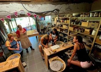 Beleef jouw creativiteit met je handen in de klei ​tijdens onze gezellige en ontspannende keramiek4daagse pottenbakken ​in het natuurlijk en inspirerend kader ​van de historische Binkermolen waar het keramiekatelier van PuurHelena gelegen is. 