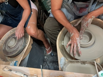 Beleef jouw creativiteit met je handen in de klei ​tijdens onze gezellige en ontspannende keramiek4daagse pottenbakken ​in het natuurlijk en inspirerend kader ​van de historische Binkermolen waar het keramiekatelier van PuurHelena gelegen is. 