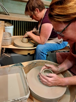Beleef jouw creativiteit met je handen in de klei ​tijdens onze gezellige en ontspannende keramiek4daagse pottenbakken ​in het natuurlijk en inspirerend kader ​van de historische Binkermolen waar het keramiekatelier van PuurHelena gelegen is. 