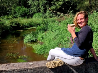 Beleef jouw creativiteit met je handen in de klei ​tijdens onze gezellige en ontspannende keramiek4daagse pottenbakken ​in het natuurlijk en inspirerend kader ​van de historische Binkermolen waar het keramiekatelier van PuurHelena gelegen is. 