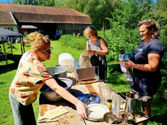 Beleef jouw creativiteit met je handen in de klei ​tijdens onze gezellige en ontspannende keramiek4daagse pottenbakken ​in het natuurlijk en inspirerend kader ​van de historische Binkermolen waar het keramiekatelier van PuurHelena gelegen is. 