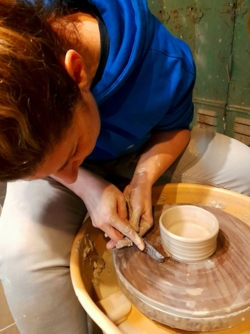 ​Iedereen wil graag leren potten draaien! Het is heerlijk om te doen, maar frustrerend als je direct een perfect resultaat wilt. Dus dat laat je best even los. Begin klein, eenmaal je de techniek beet hebt kan je groter gaan.