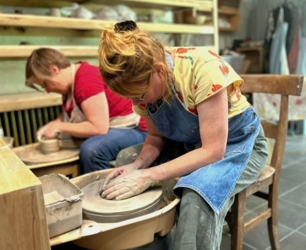 ​Iedereen wil graag leren potten draaien! Het is heerlijk om te doen, maar frustrerend als je direct een perfect resultaat wilt. Dus dat laat je best even los. Begin klein, eenmaal je de techniek beet hebt kan je groter gaan.